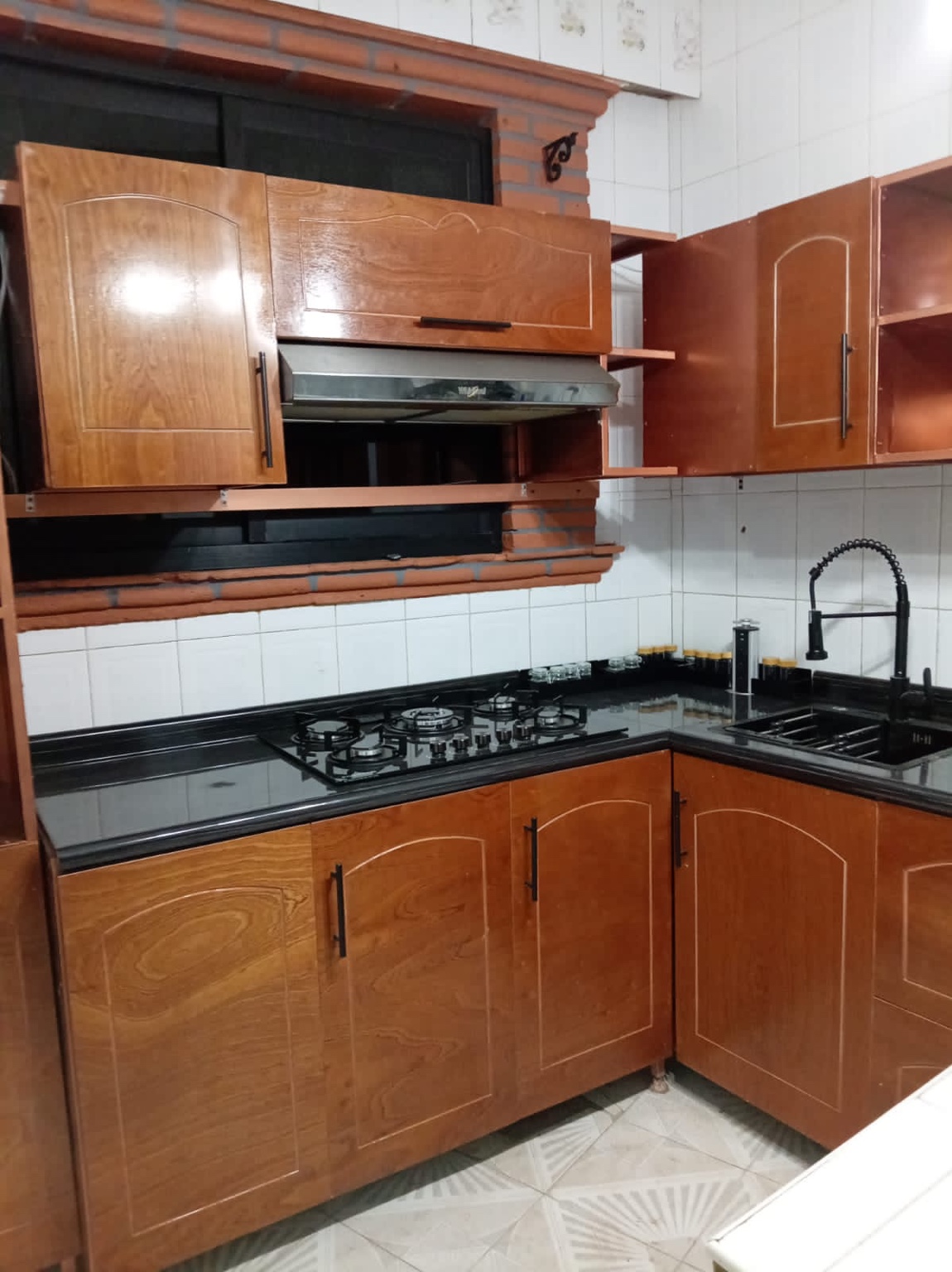 Cocina integral en esquina con acabado madera